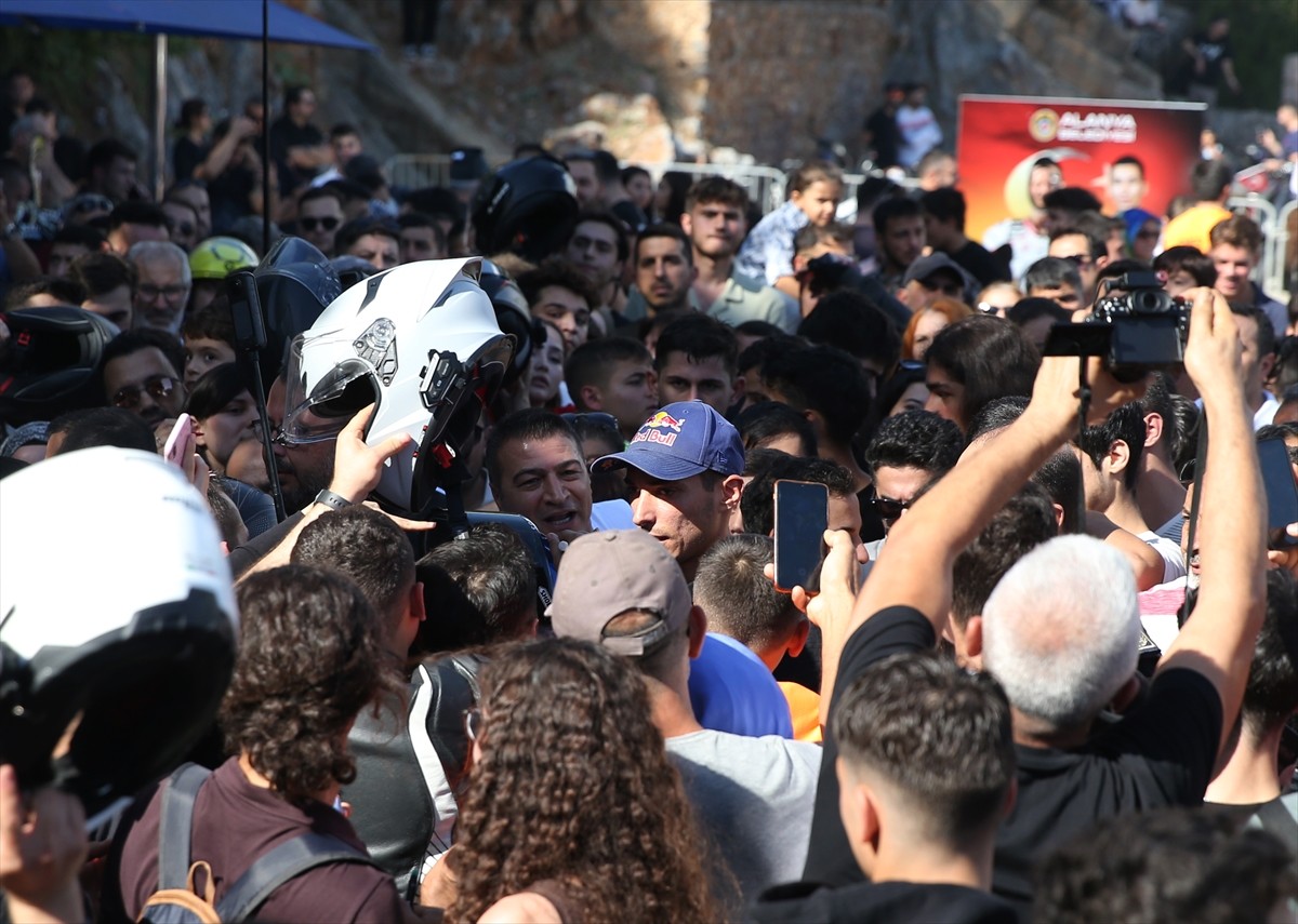 Dünya Superbike Şampiyonası'nda (WSBK) 3. kez şampiyonluğa ulaşan milli motosikletçi Toprak...