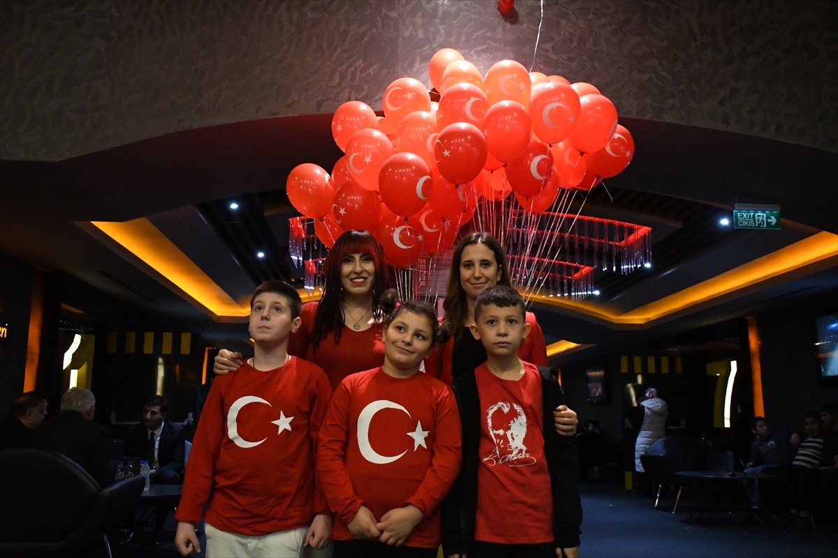 Düzce'de Cumhuriyet'in kuruluşunun 102. yılı dolayısıyla düzenlenen etkinlikte buluşan özel...