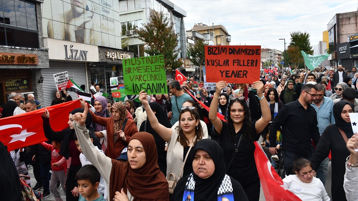 Düzce'de, Gazze'ye insani yardım ulaştırmak için yola çıkan ve İsrail'in saldırısına uğrayan...
