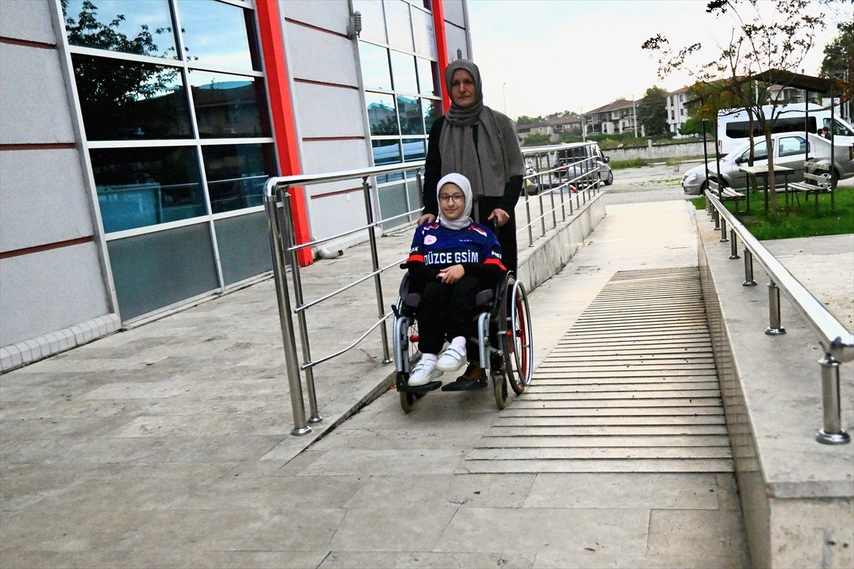 Düzce'de "ayrık omurga" (spina bifida) olarak adlandırılan doğumsal bozuklukla dünyaya gelen 11...