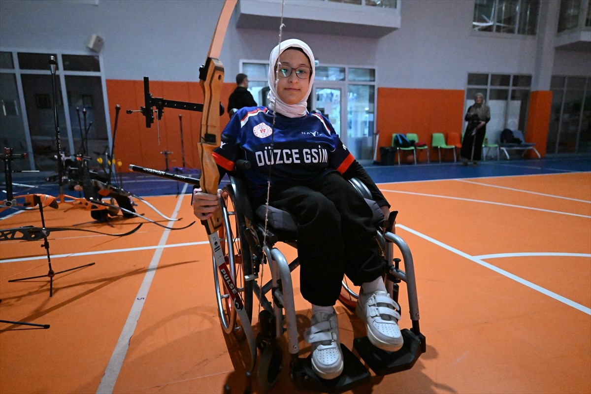 Düzce'de "ayrık omurga" (spina bifida) olarak adlandırılan doğumsal bozuklukla dünyaya gelen 11...