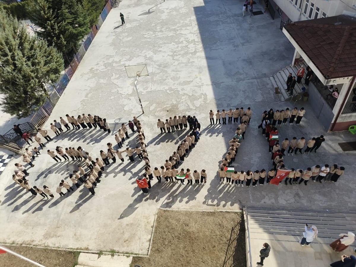 Düzce'nin Yığılca ilçesinde öğrenciler, Gazze'ye insani yardım ulaştırmak için yola çıkan ve...