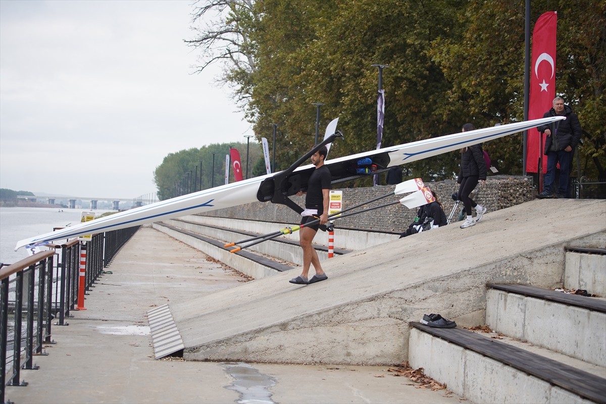 Edirne'de Büyükler Türkiye Kupası Kürek Yarışları başladı. Türkiye Kürek Federasyonu tarafından...