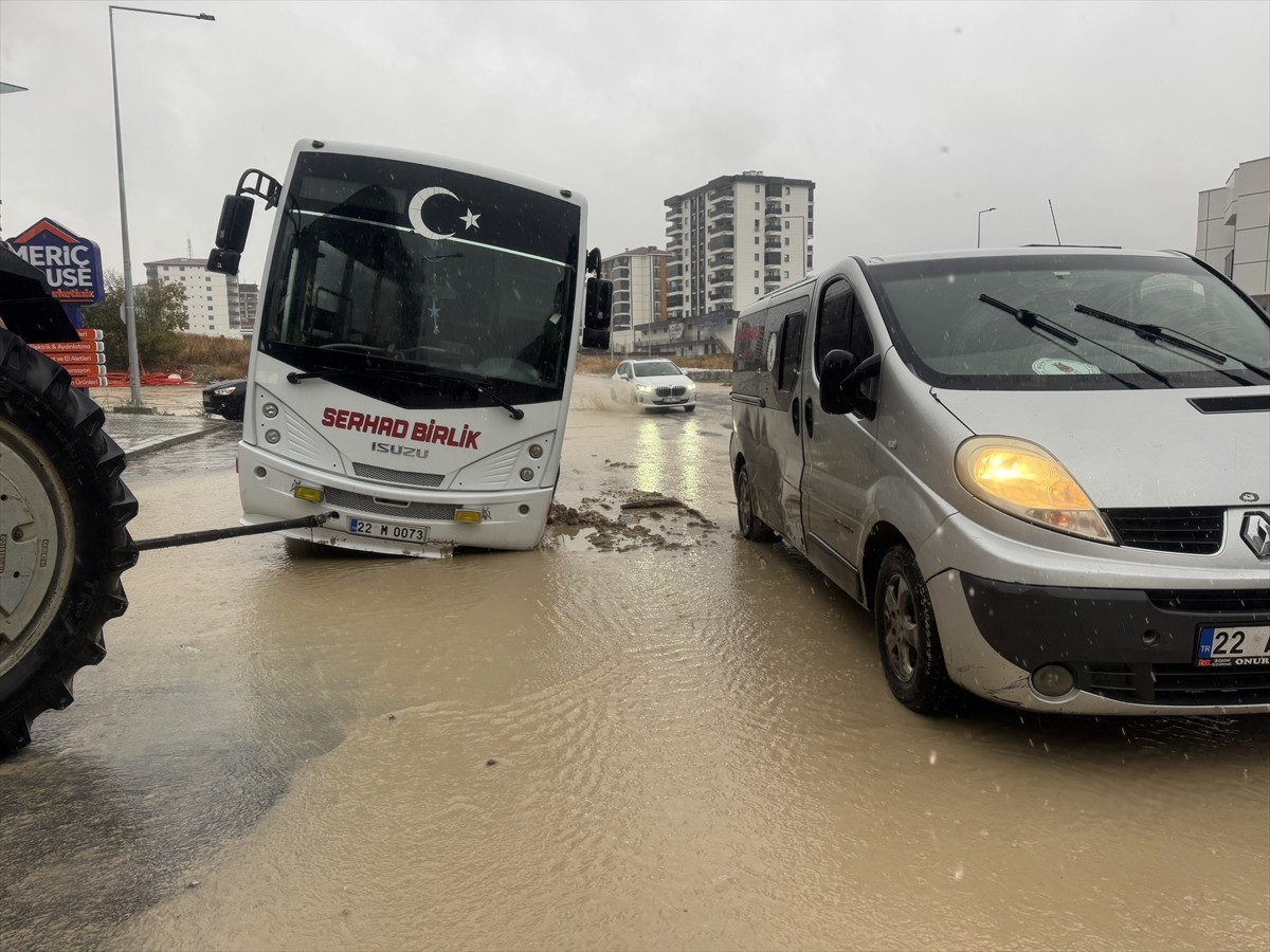 Edirne'de etkili olan şiddetli sağanak nedeniyle yolda çökme meydana geldi, çukura giren yolcu...