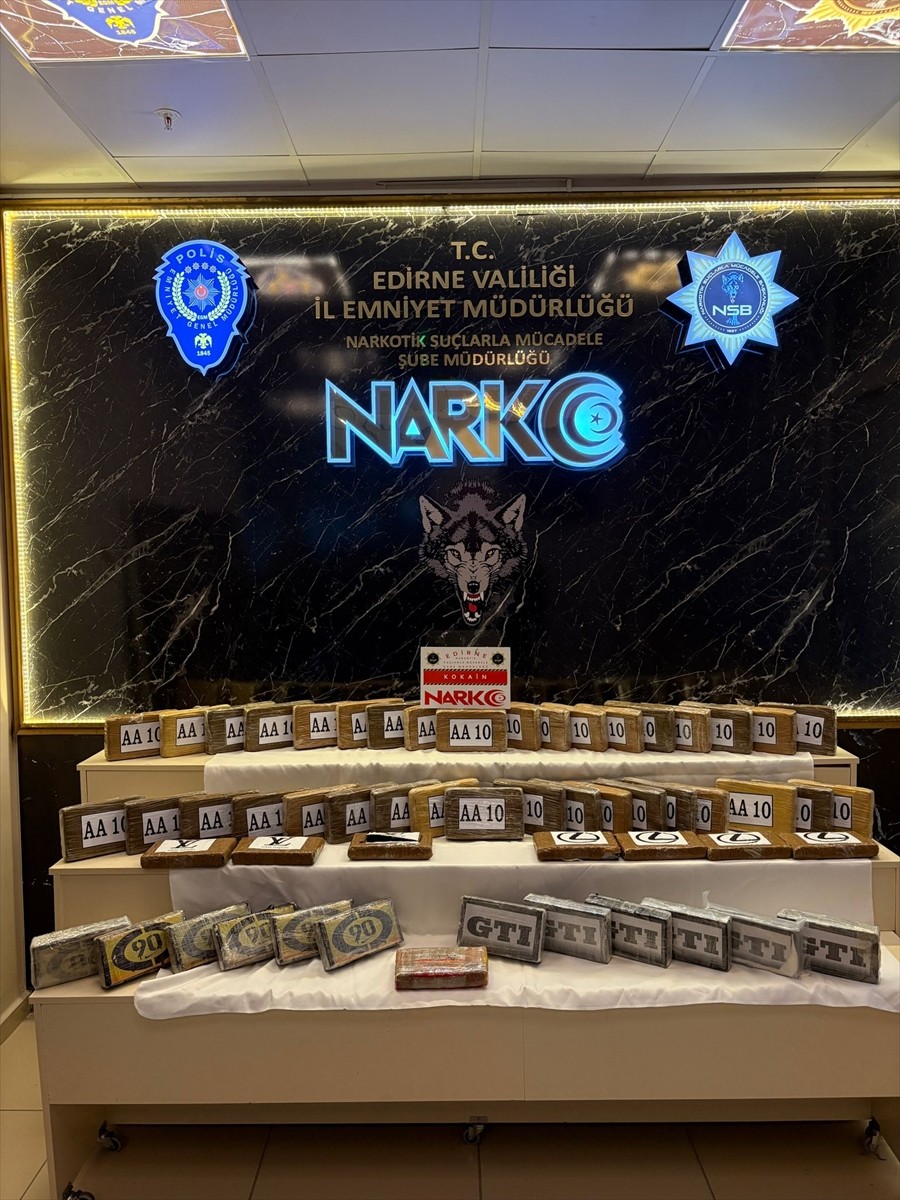 Edirne'de polis ekiplerinin düzenlediği operasyonda bir tırda 68 kilo 650 gram uyuşturucu ele...