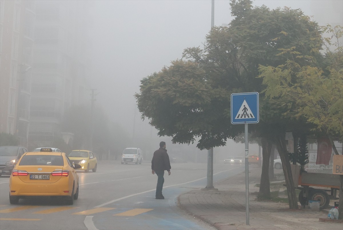 Edirne'de sabah saatlerinde etkili olmaya başlayan sis nedeniyle görüş mesafesi yer yer 50 metreye...