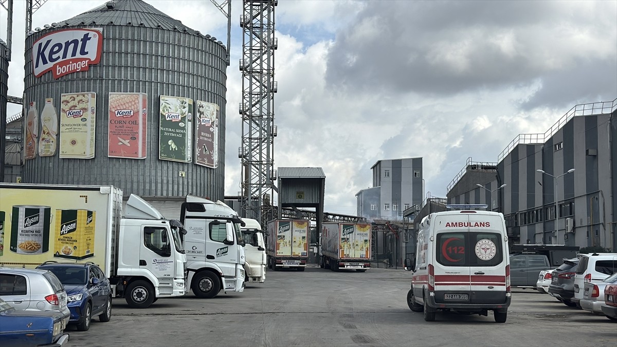 Edirne'de sıvı yağ üreten bir fabrikanın küspe sıkıştırma makinesinde meydana gelen patlama...