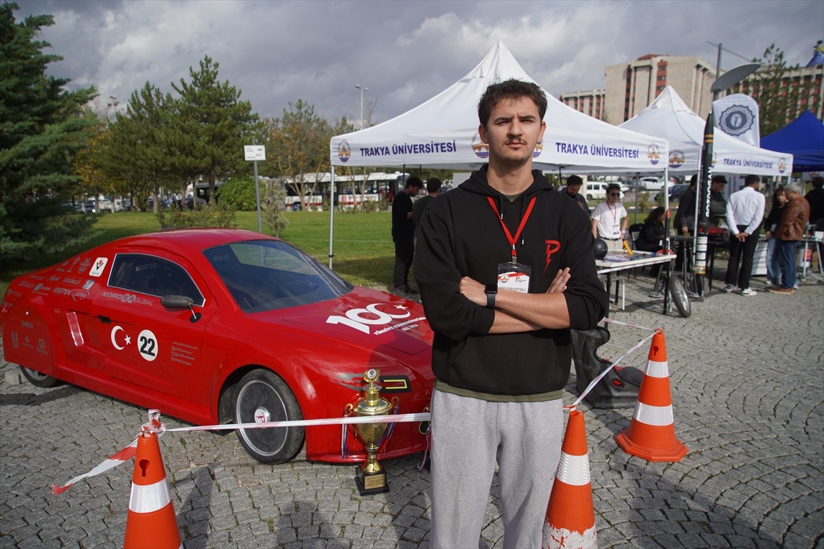 Edirne'de Trakya Üniversitesi Tasarım ve Proje Topluluğu öğrencileri, üzerinde çalıştıkları...