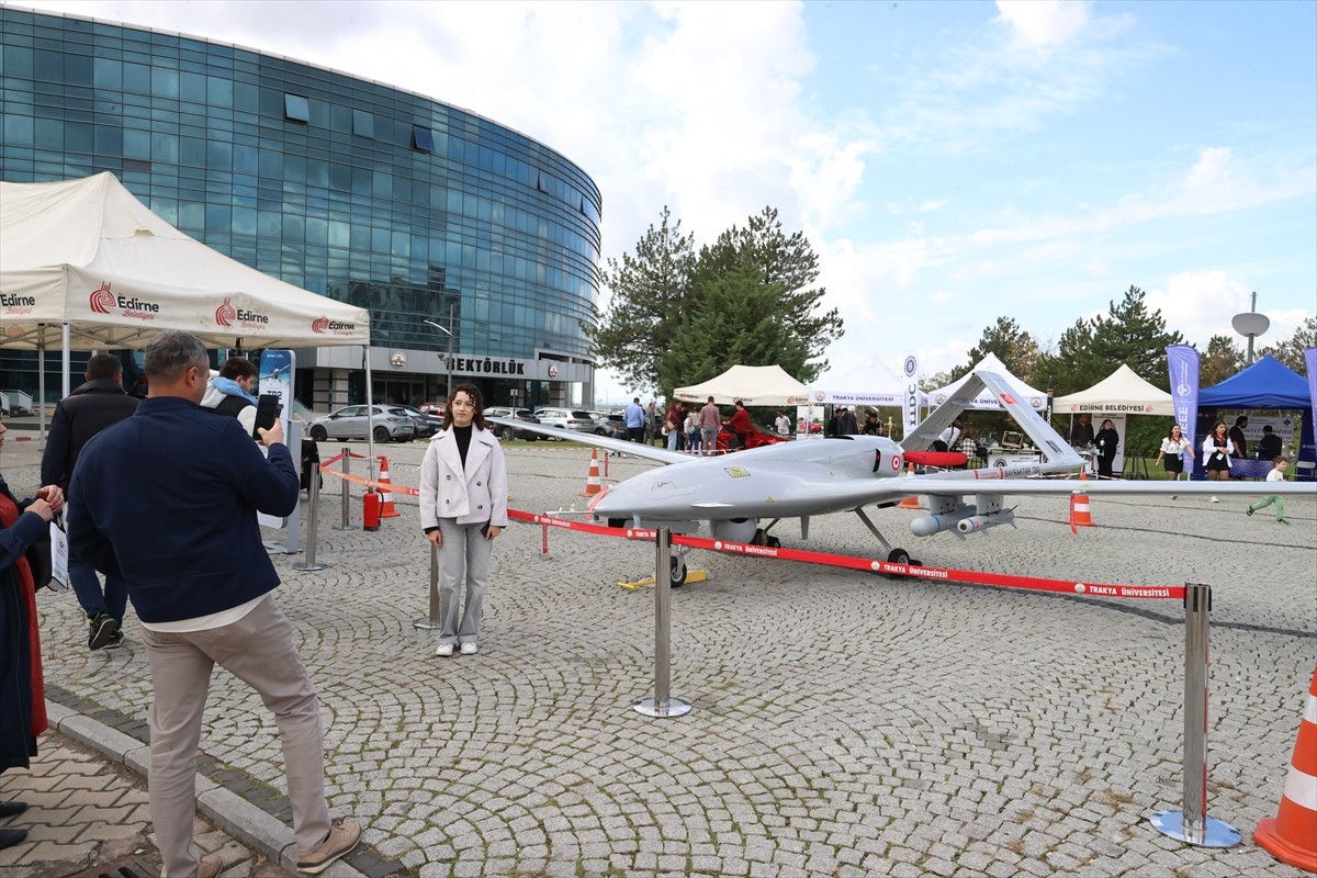 Edirne'de, Trakya Üniversitesi (TÜ) ev sahipliğinde öğrencileri bilim, sanat ve kültürle...
