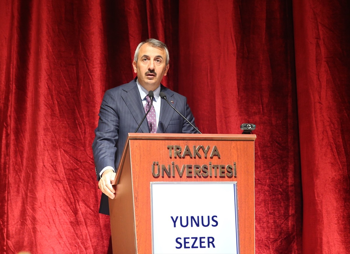 Edirne'de, Trakya Üniversitesi (TÜ) İlahiyat Fakültesi ev sahipliğinde düzenlenen "Tarihsel ve...