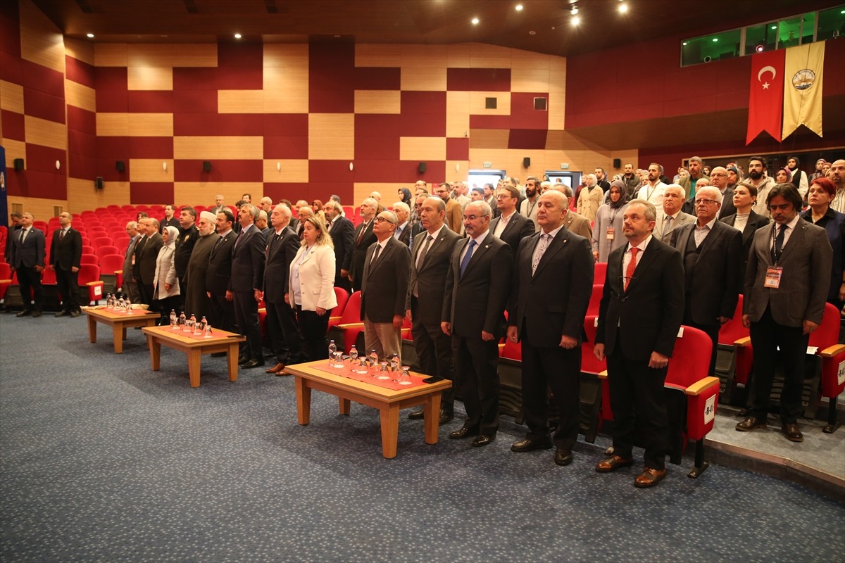 Edirne'de, Trakya Üniversitesi (TÜ) İlahiyat Fakültesi ev sahipliğinde düzenlenen "Tarihsel ve...