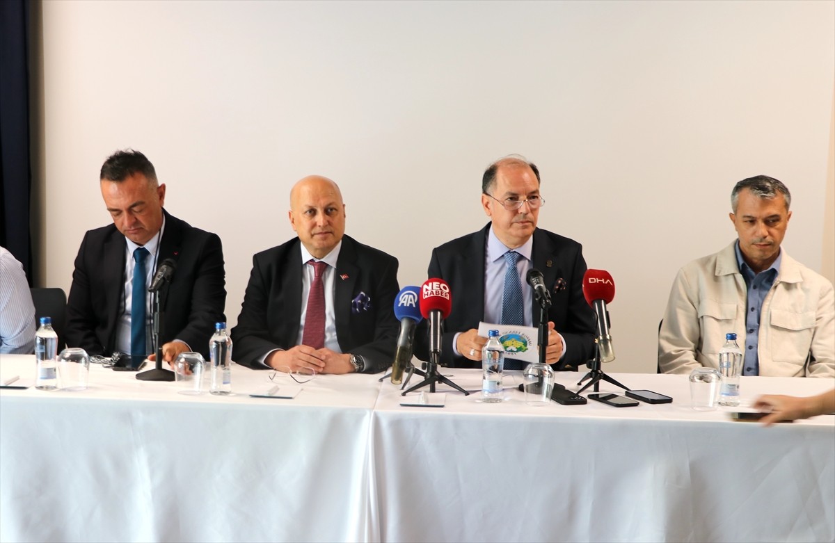 Ege Bölgesi'nde yeni üretim sezonunda kütlü (çekirdekli) pamuk üretiminin 410 bin ton olarak...