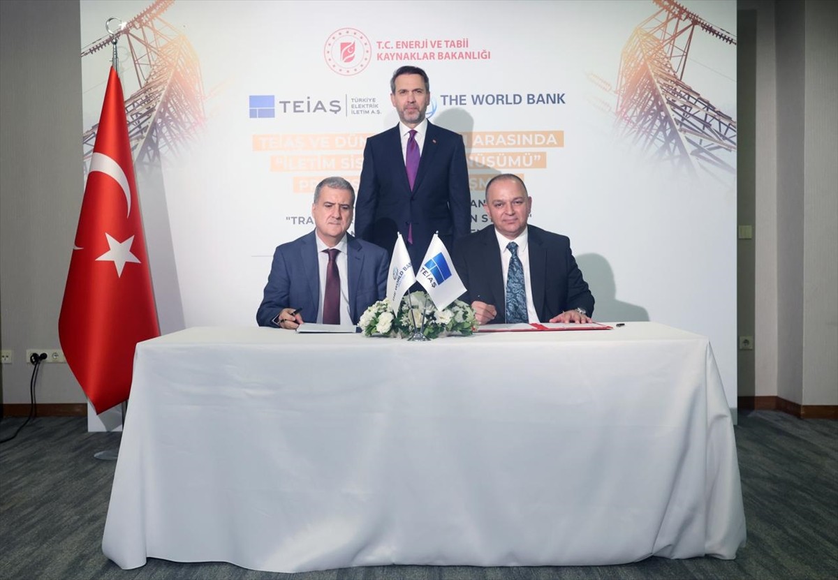 Enerji ve Tabii Kaynaklar Bakanı Alparslan Bayraktar (ortada), İstanbul Kongre Merkezi'nde...