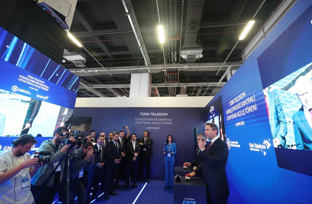 Enerji ve Tabii Kaynaklar Bakanı Alparslan Bayraktar (ortada), Türk Telekom tarafından Sivas'ta...