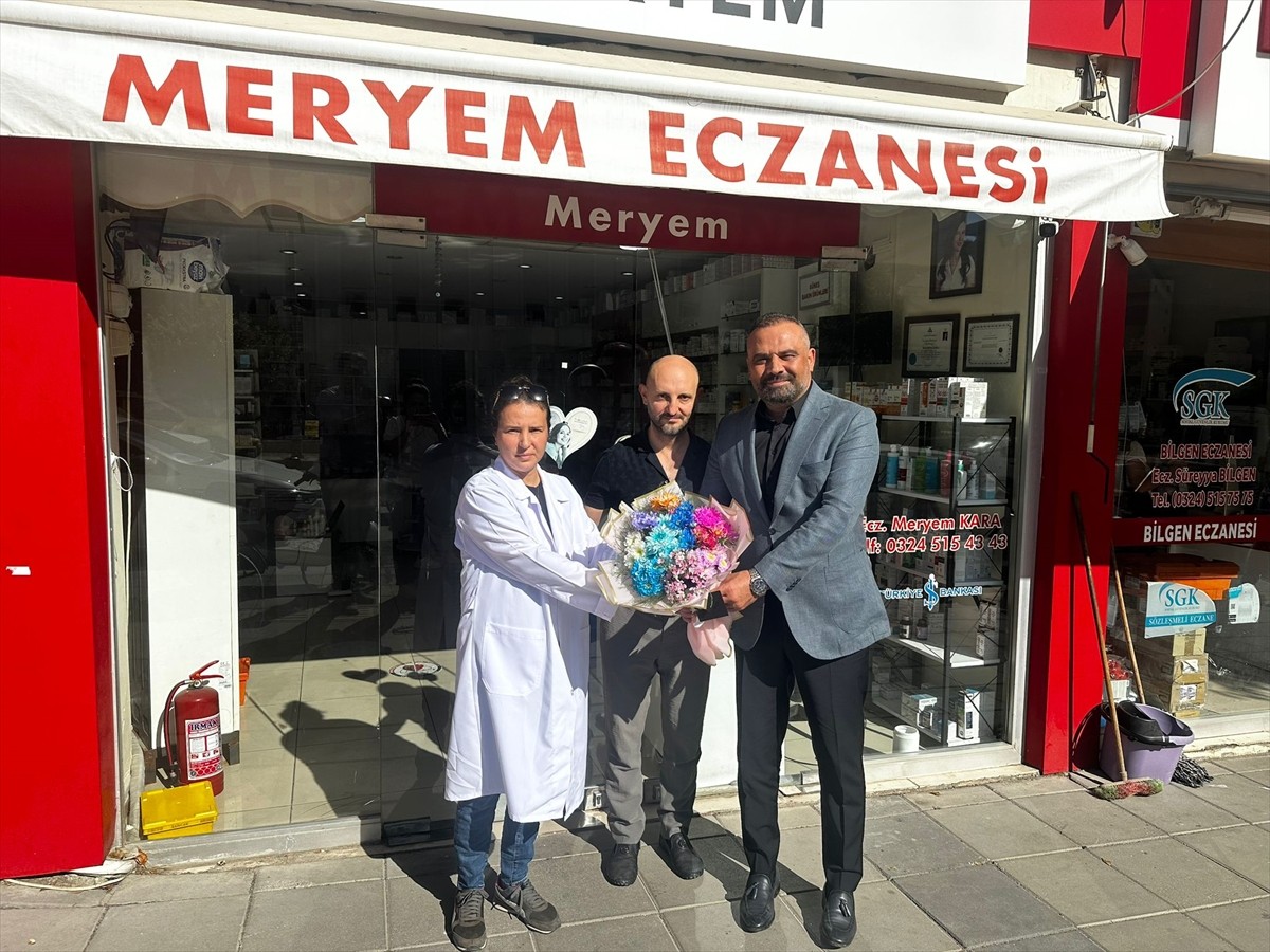Erdemli Devlet Hastanesi Başhekimi Uzm. Dr. Mehmet Deliktaş (sağda), sopayla darbedilen eczane...