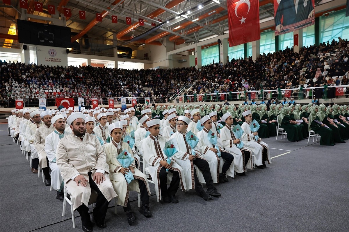 Erzincan'da eğitimlerini tamamlayan 163 hafız için icazet merasimi gerçekleştirildi. Merkez Spor...