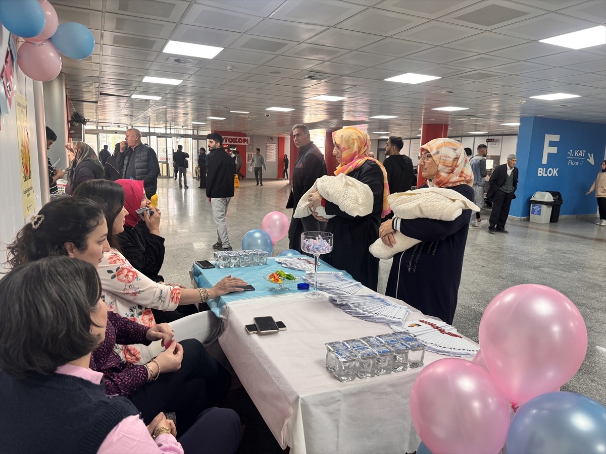 Erzurum'da Atatürk Üniversitesi Araştırma Hastanesi'nde ebe, hemşire ve doktorlar, "1-7 Ekim...