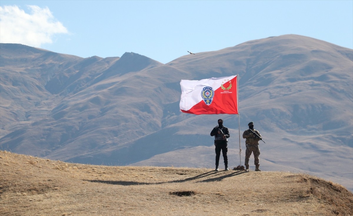 Erzurum'da Aziziye Destanı'nın 148. yıl dönümü nedeniyle "Erzurum polisi atasının izinde...