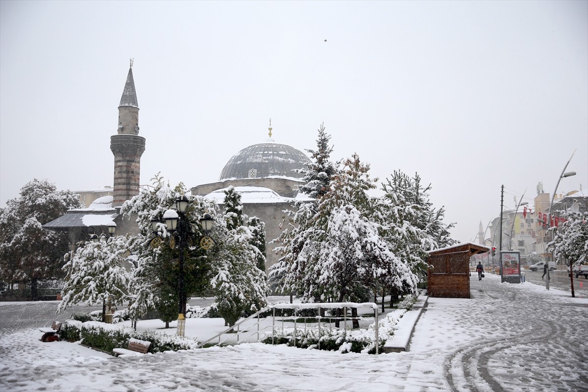 Erzurum'da gece başlayan ve sabaha kadar devam eden kar yağışı, şehir merkezini beyaza bürüdü....