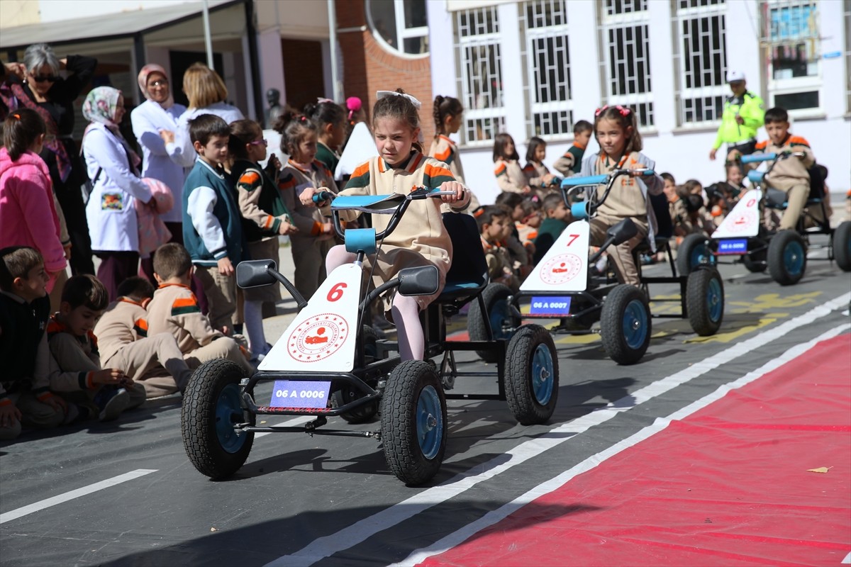 Erzurum'da İl Emniyet Müdürlüğü tarafından hayata geçirilen projeyle çocuklar trafik kurallarını...