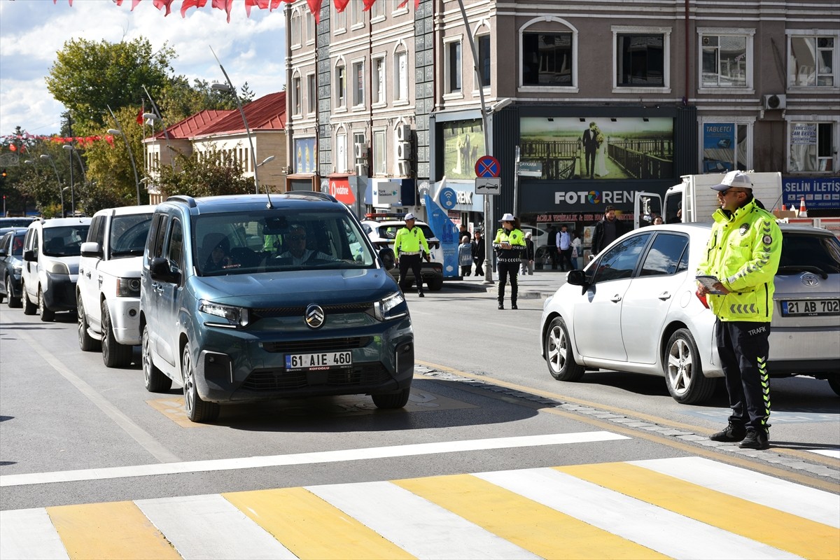 Erzurum'da polis ekipleri, "önce yaya" kuralına dikkati çekebilmek ve yaygınlaştırabilmek için...