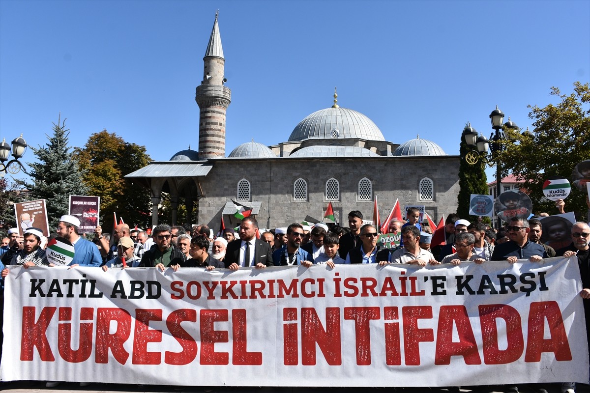 Erzurum'da "Ayağa Kalk Gazze Özgür Olacak" etkinliği kapsamında İsrail'in Gazze'ye yönelik...