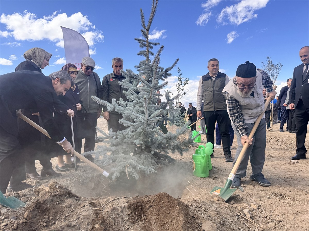 Erzurum'da sağlık çalışanları ve yaşlılar, fidanları toprakla buluşturdu. Erzurum Şehir...