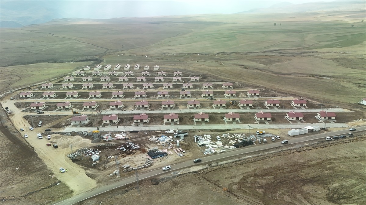 Erzurum'un Çat ilçesinde, merkez üssü Bingöl Karlıova olan ve 14 Haziran 2020'de meydana gelen 5.7...