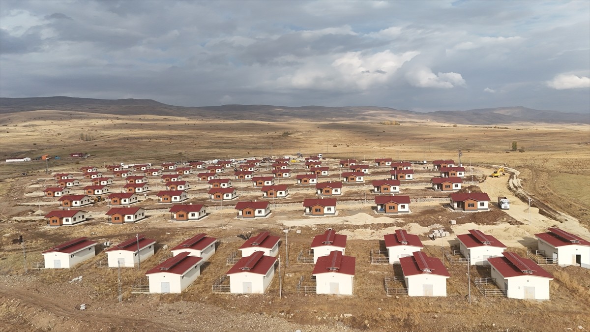 Erzurum'un Çat ilçesinde, merkez üssü Bingöl Karlıova olan ve 14 Haziran 2020'de meydana gelen 5.7...
