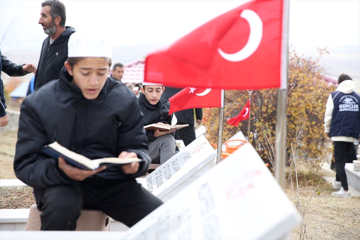 Erzurum'un Çat ilçesine bağlı Yavi Mahallesi'nde 32 yıl önce PKK'lı teröristlerce katledilen 5'i...