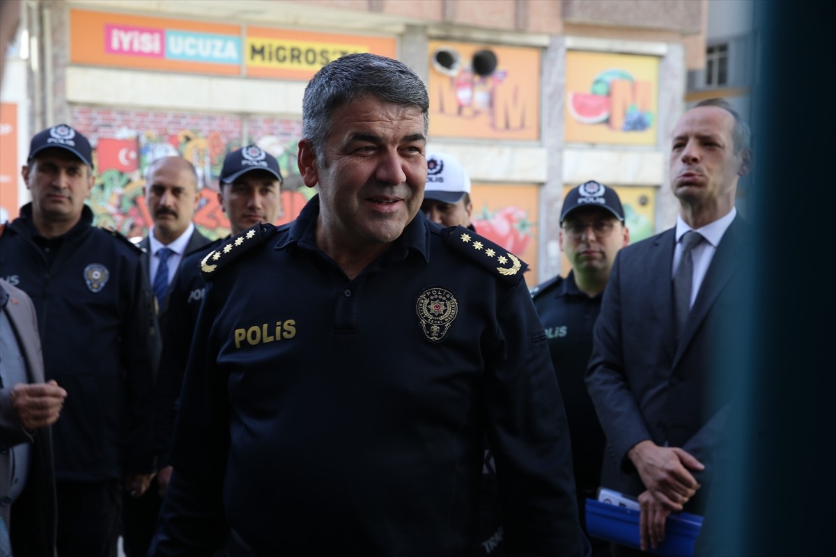 Erzurum İl Emniyet Müdürü Onur Karaburun, kentte düzenlenen "Huzur Toplantıları" kapsamında bir...