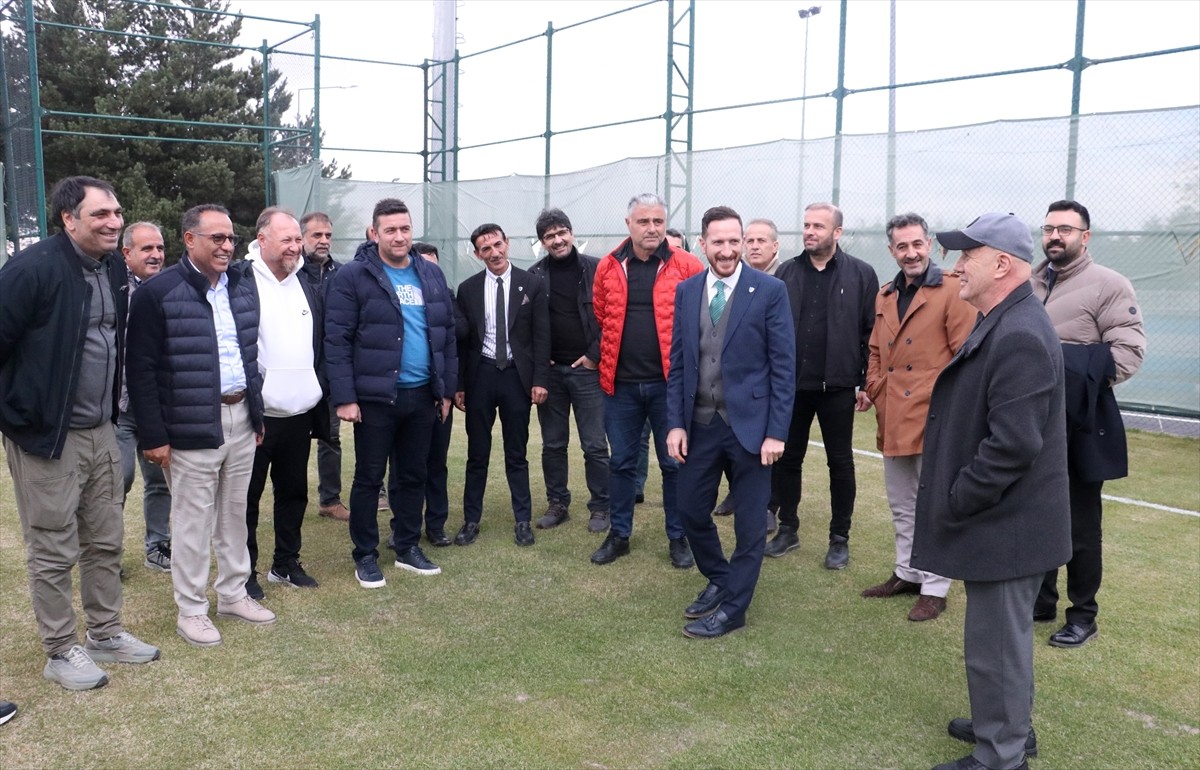 Erzurumspor'u 1997-1998 sezonunda o dönemki adıyla 1. Futbol Ligi'ne (Süper Lig) çıkararak...