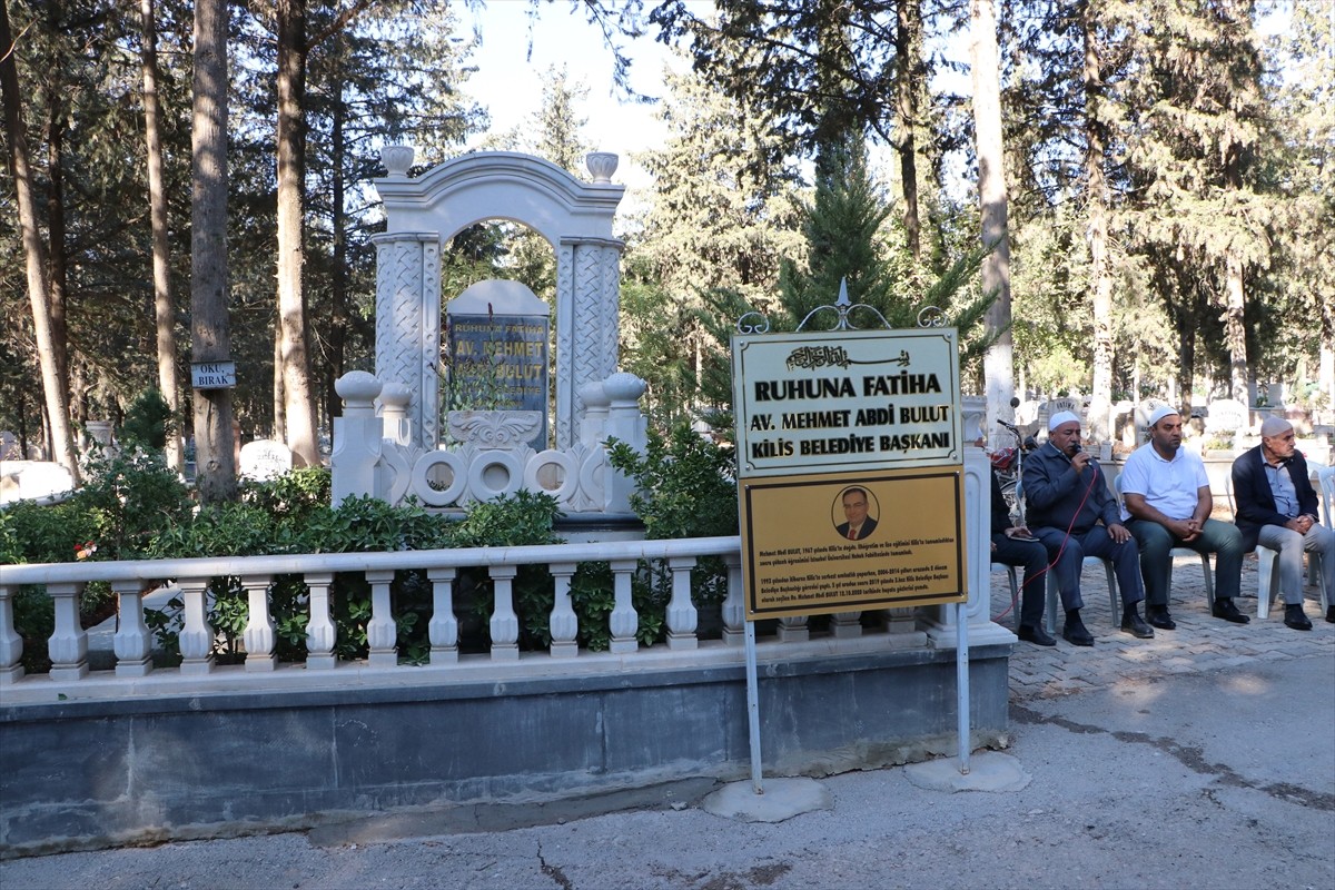 Eski Kilis Belediye Başkanı Mehmet Abdi Bulut, vefatının beşinci yılında mezarı başında...
