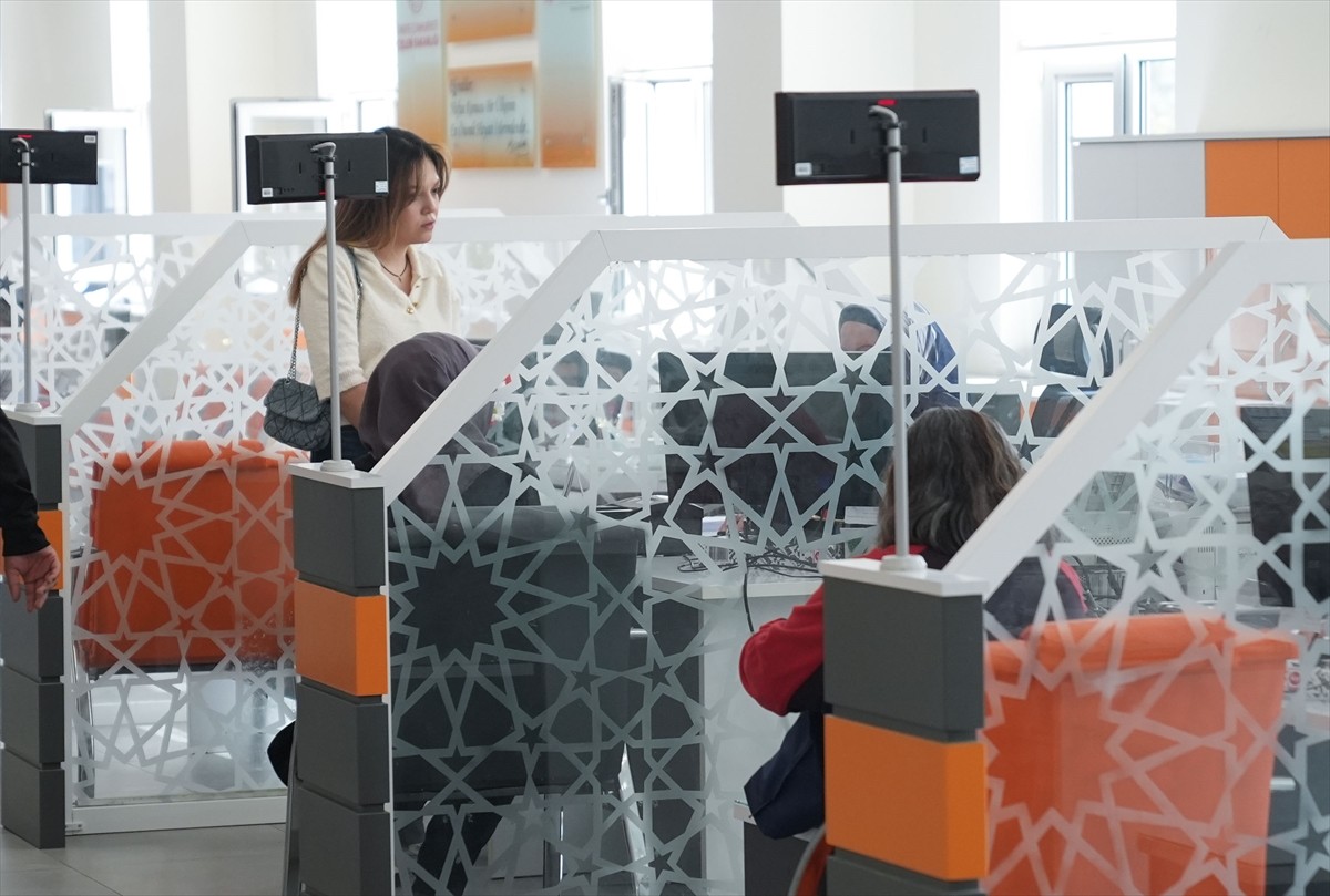 Eski tip ehliyetlerin 1 Ocak 2016'dan itibaren verilmeye başlanan yeni tip sürücü belgeleriyle...