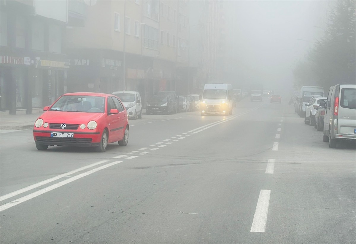 Eskişehir'de kent merkezinin bazı noktalarında yoğun sis etkili oldu. Görüş mesafesinin düşmesine...