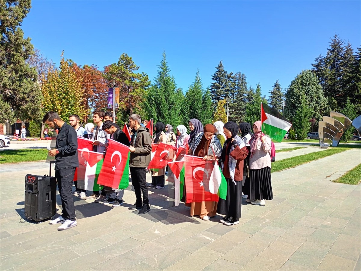 Eskişehir'de üniversite öğrencileri "Sumud'a Destek Gazze'ye Umut Ol" etkinliğinde bir araya...