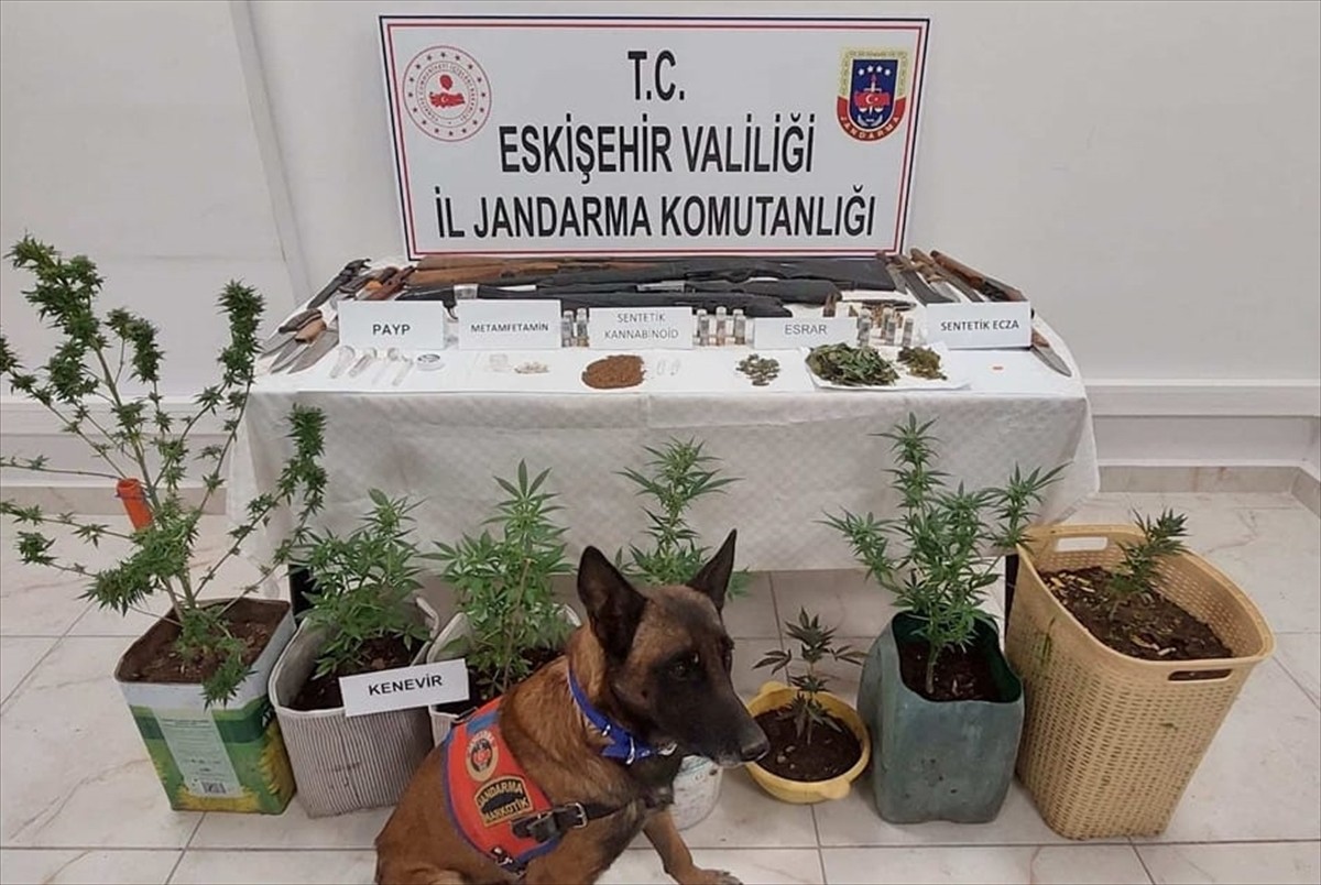 Eskişehir'in Odunpazarı ilçesinde düzenlenen uyuşturucu operasyonunda 7 zanlı gözaltına alındı....