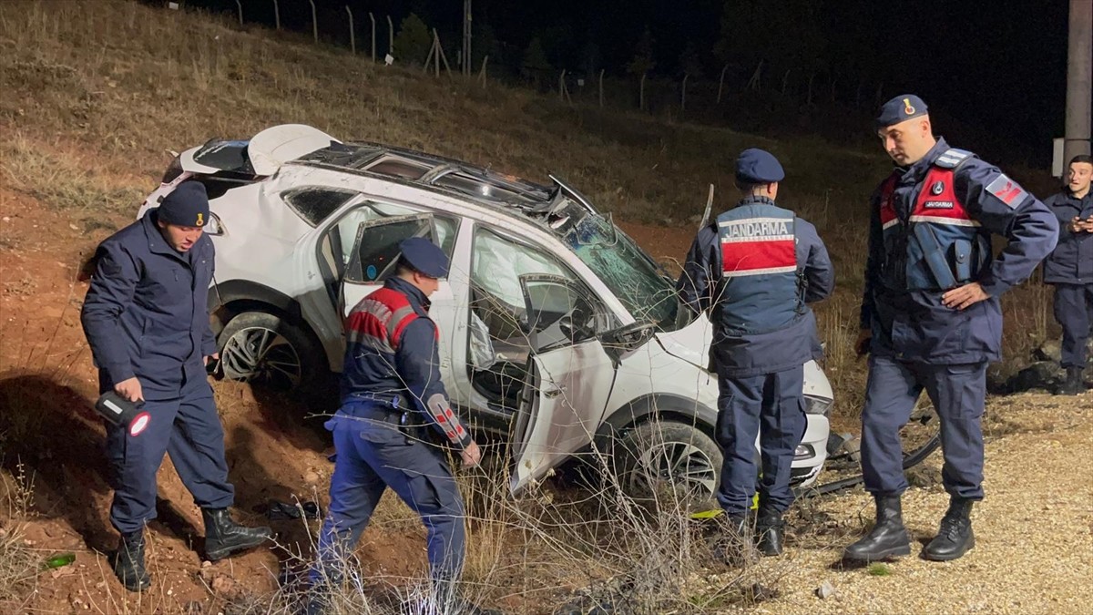 Eskişehir'in Tepebaşı ilçesinde, şarampole devrilen araçtaki bir kişi hayatını kaybetti, 4 kişi...