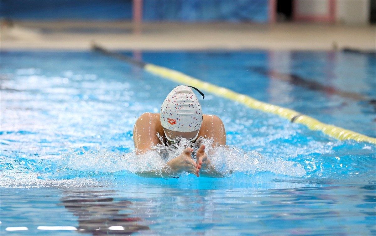 Eskişehir Büyükşehir Belediyesi Spor Kulübü'nün işitme engelli milli yüzücüleri İdil Bengisu...
