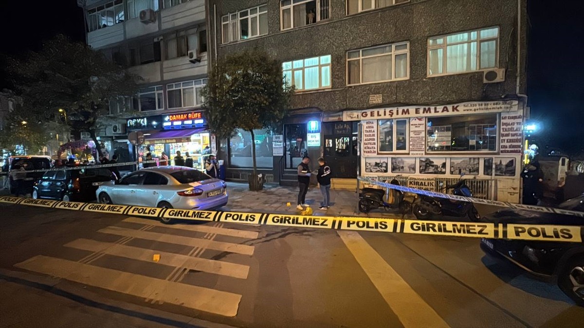 Fatih'te uğradığı silahlı saldırı sonucu yaralanan kişi, hastaneye kaldırıldı. İhbar üzerine olay...