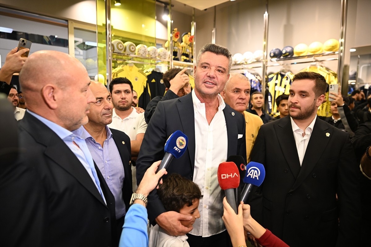 Fenerbahçe Kulübü Başkanı Sadettin Saran, Gaziantep'teki Fenerium mağazasında taraftarlarla bir...