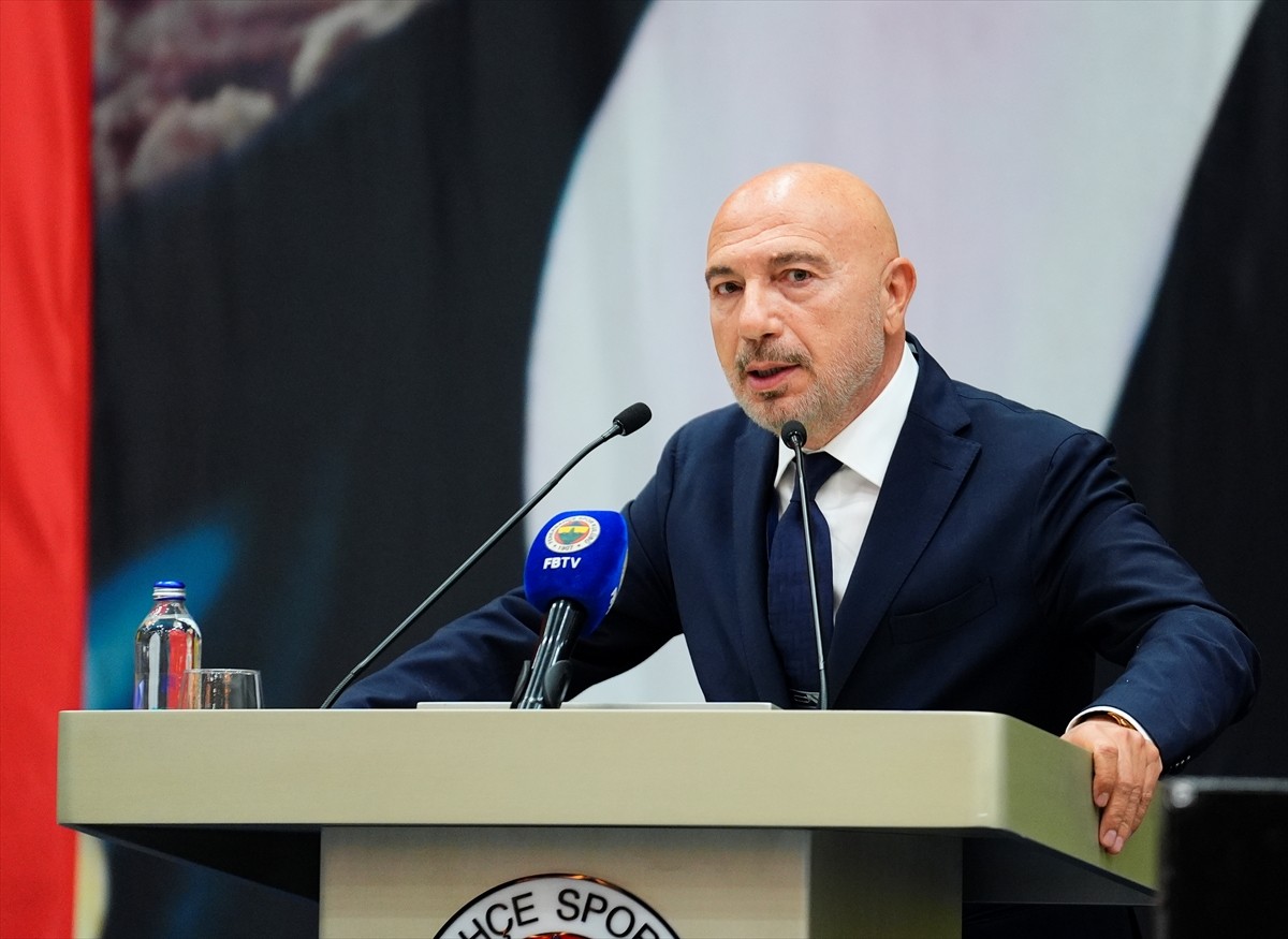 Fenerbahçe Kulübü eski yöneticisi Hakan Bilal Kutlualp, Kalamış'taki Fenerbahçe Faruk Ilgaz...