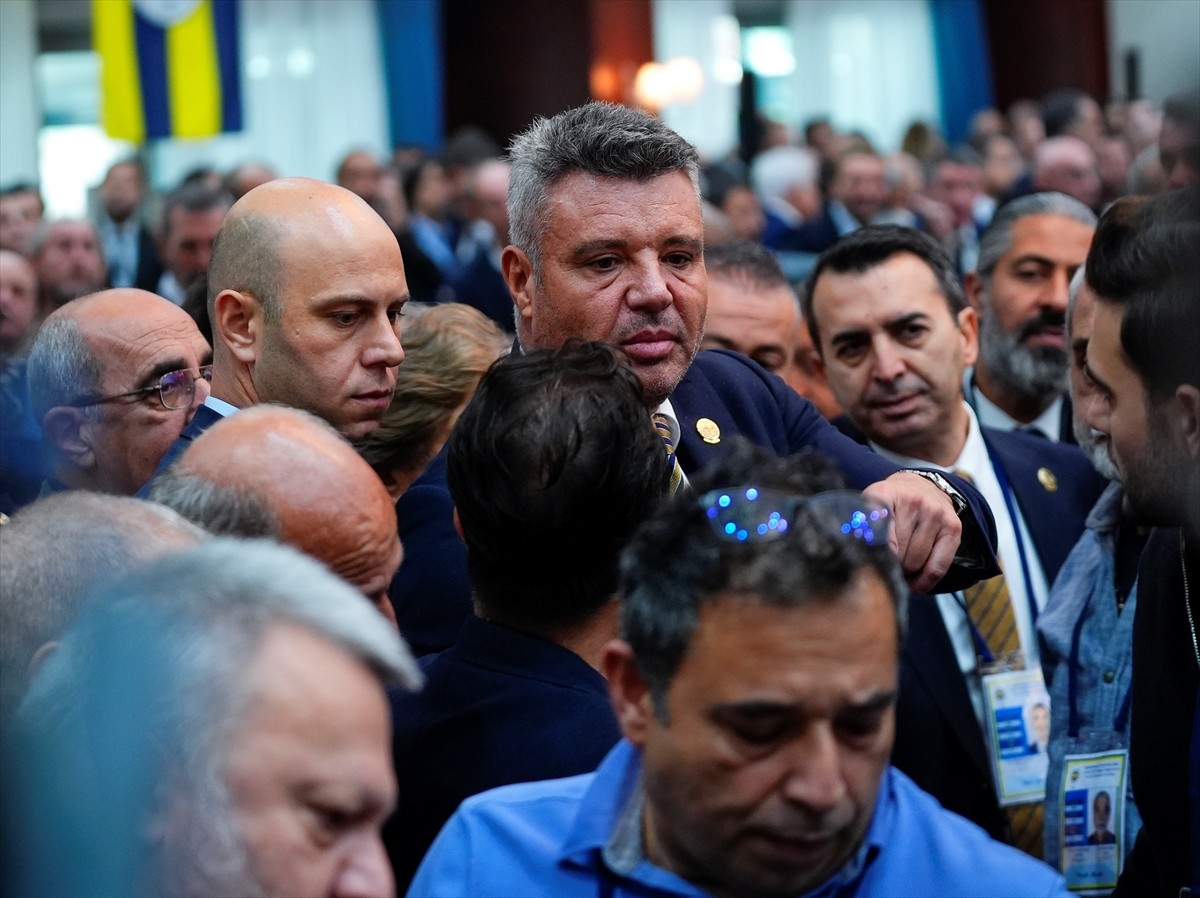 Fenerbahçe Kulübü Yüksek Divan Kurulu toplantısında, eski başkanlardan Aziz Yıldırım ile eski...