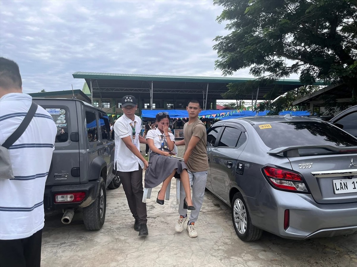 Filipinler'in güneyindeki Mindanao Adası açıklarında 7,4 büyüklüğünde deprem meydana geldi....