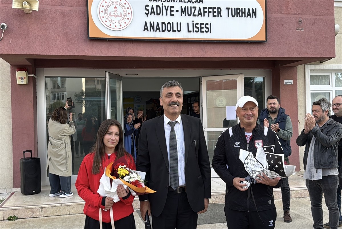 Fransa'da düzenlenen Bocce Petank Dünya Kupası'nda bronz madalya kazanan Yağmur Tosun (solda)...