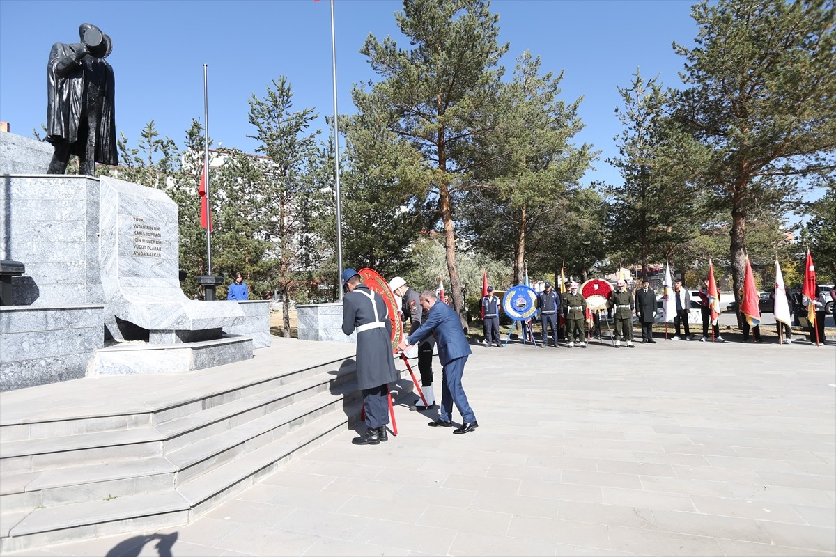 Gazi Mustafa Kemal Atatürk'ün Kars'a gelişinin 101. yılı törenlerle kutlandı. Valilik binası...