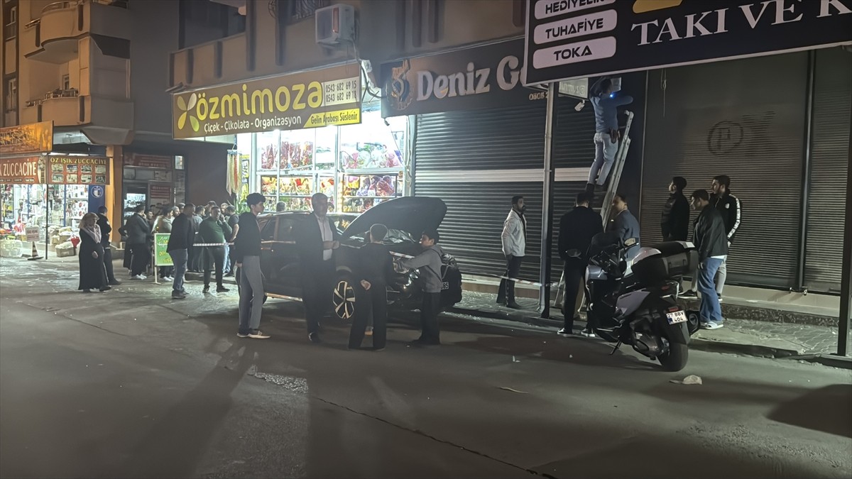 Gaziantep'in merkez Şehitkamil ilçesinde, park halinde bulunan otomobildeki piknik tüpünün...