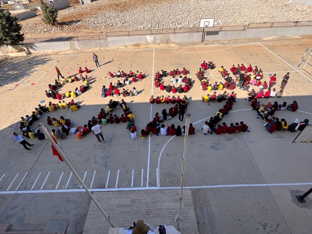 Gaziantep'in Nurdağı ilçesinde ortaokul öğrencileri, Filistin'e destek olmak için okul bahçesinde...