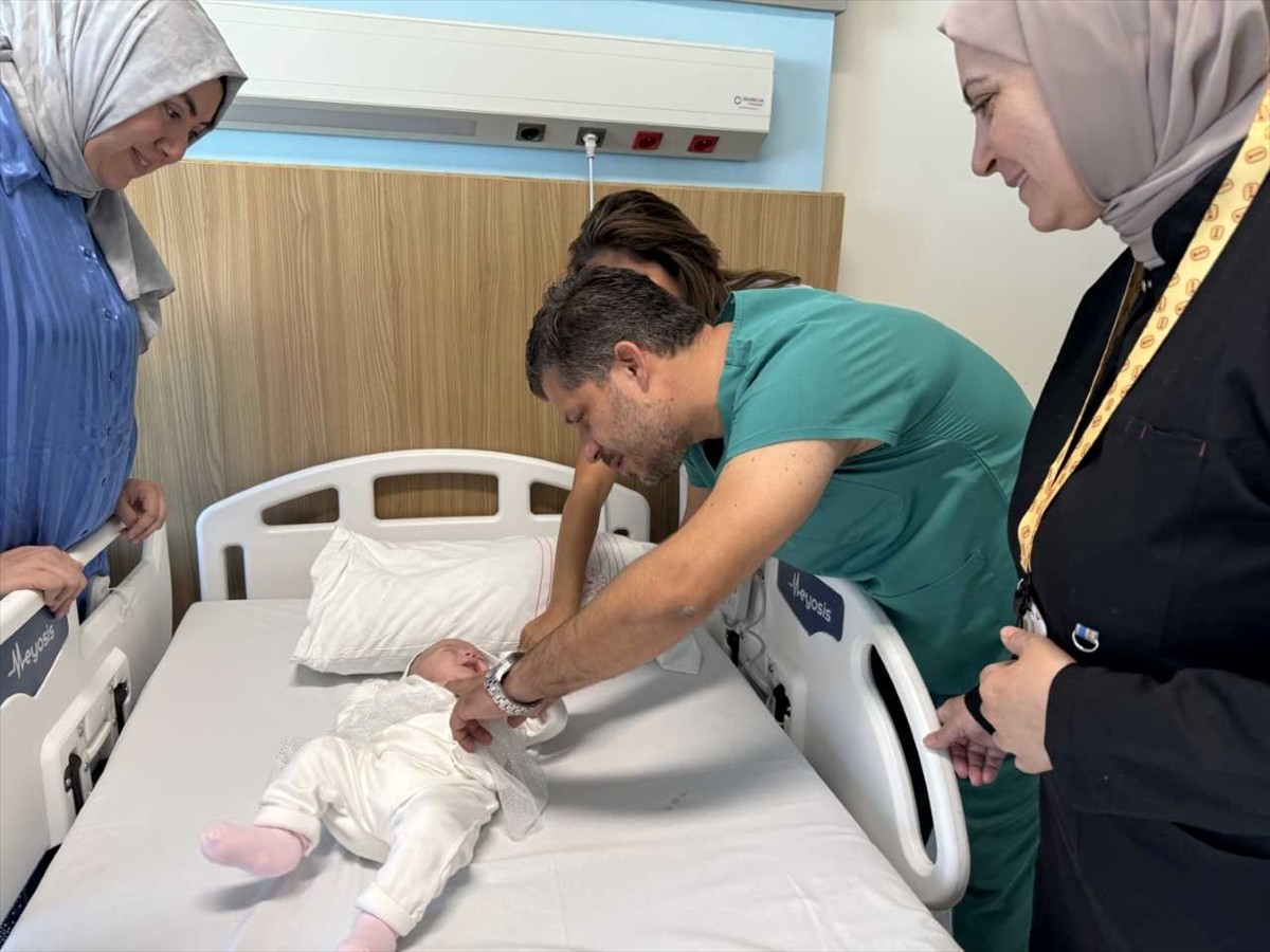 Gaziantep'te halk arasında "iman tahtası" olarak bilinen göğüs kemiği bulunmayan 20 günlük Eylül...