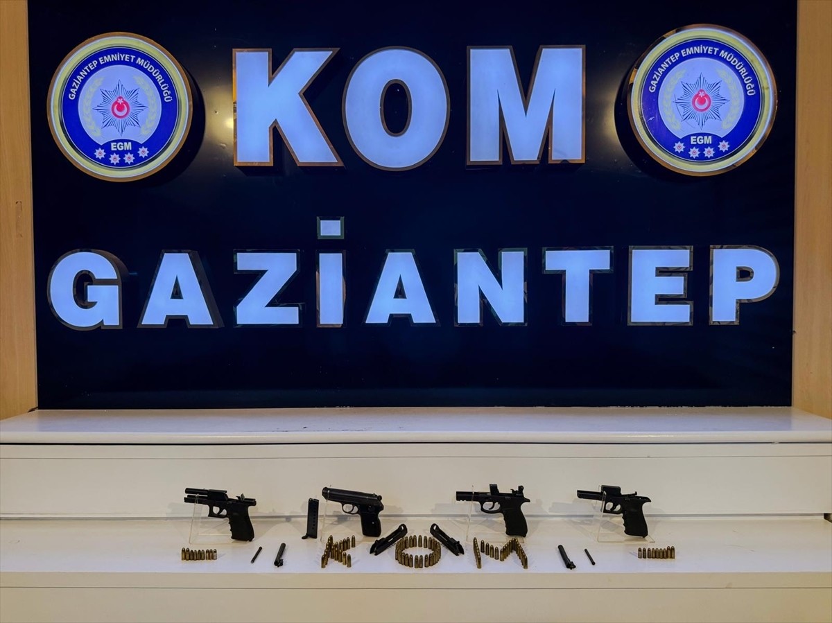 Gaziantep'te silah kaçakçılığı operasyonunda 2 zanlı gözaltına alındı. Yapılan aramada 2 tabanca...